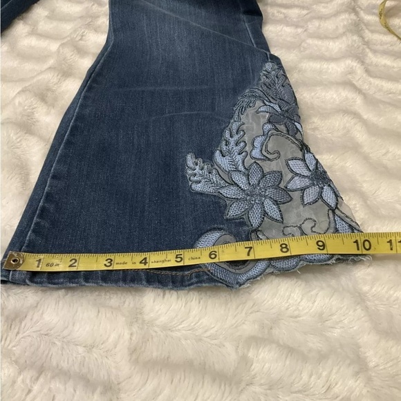 Venus Women’s Bell Bottom Jeans With Appliqué Hem Inserts Size 14 - Picture 9 of 10